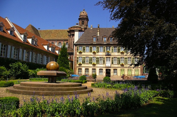 Vue du Musée Théodore Deck et des Pays du Florvial du jardin