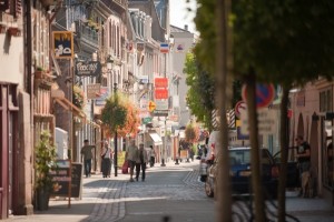 Vue de la rue de la République du haut de la Ville de Guebwiller en direction du centre : dorénavent, la circulation se fera en dans le sens montant.