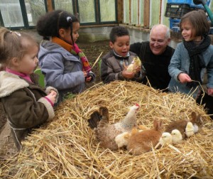 Les petits enfants d'André Le Guern, président de l'entente avicole et habitant à Ploumagoar aiment venir s'occuper des animaux de la basse cour