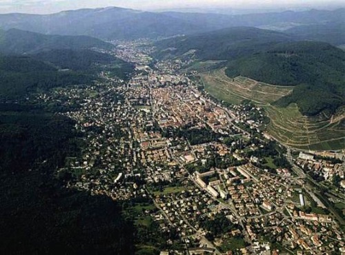 Guebwiller en vue aérienne : encaisée dans la vallée, au pied du Grand Ballon et sur la route des Vins d'Alsace