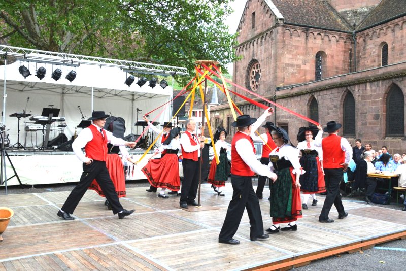 on chante, on danse et on déguste les produits du terroir, en costumes traditionnels s'il vous plaît, aux Jeudis du terroir de la 2ATG de Guebwiller