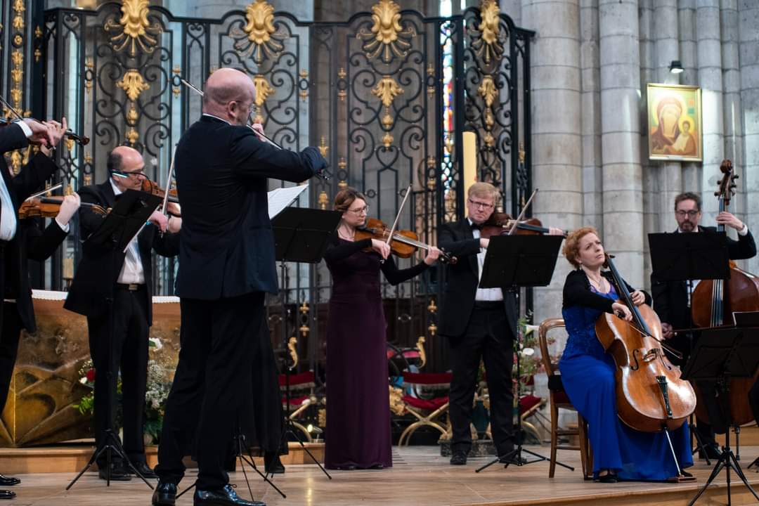 Groupe de musique symphonique.
Concert dans une église.
Instrument de musique.
Violons de Prague.
LPO Production.