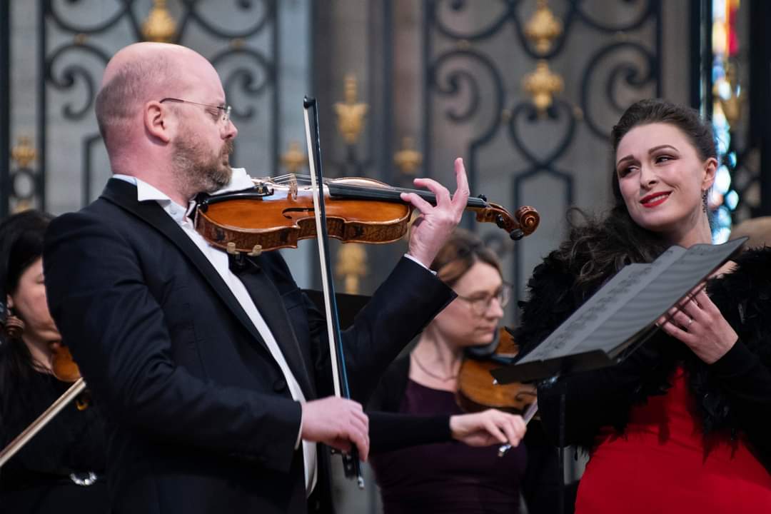 Groupe de musique symphonique.
Concert dans une église.
Instrument de musique.
Violons de Prague.
LPO Production.
Homme jouant du violon.